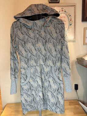 Lolë Easy Hoodie Dress Women's Medium Grey Leaf Print Pullover Sweatshirt Dress